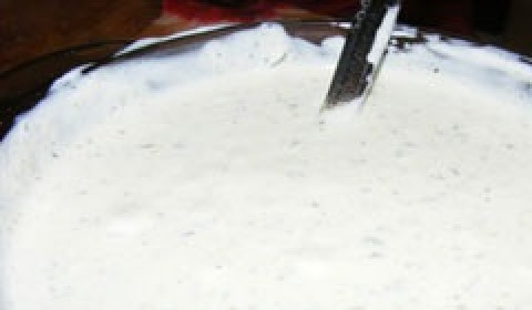 1. Этап. Летний салат с курицей: Отчищаем от кожуры зубчики чеснока и выжимаем их через пресс в небольшую миску. Туда же вливаем винный уксус, кладем сушеную петрушку, кисломолочный йогурт без вкусовых наполнителей и соль. Перемешиваем все столовой ложкой до однородной консистенции – заправка готова!