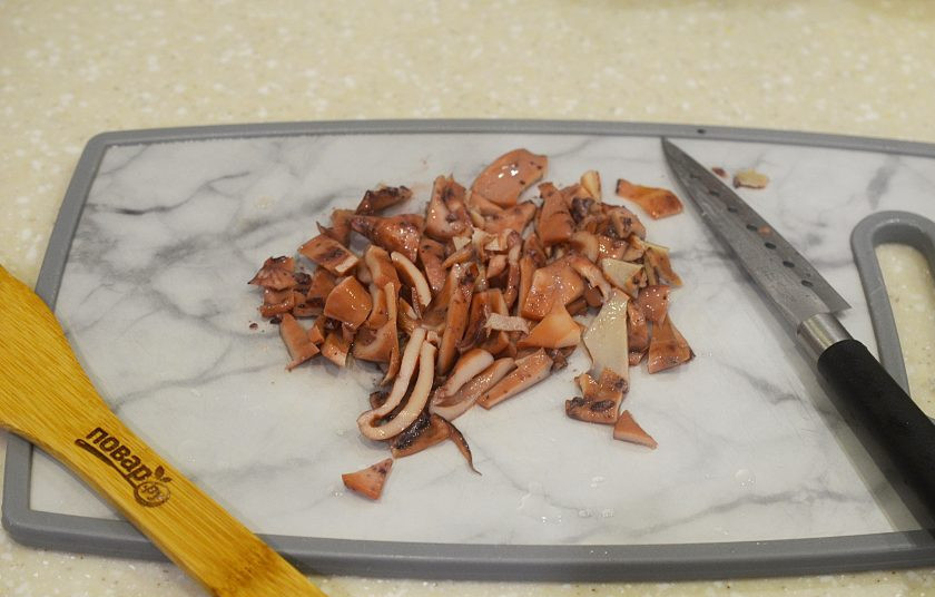 1. Этап. Салат Морская фантазия: 1. Кальмары почистите, отварите в течение 2 минут и нарежьте соломкой. А также можете взять консервированные кальмары, как я.