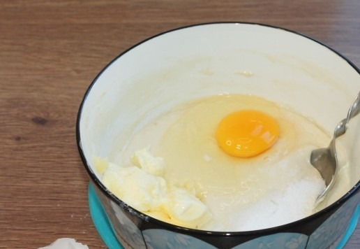 1. Этап. Плетеные булочки на молоке с начинкой: 3. Приготовим тесто. Всыпаем в опару сахар (1 ст. л., если со сладкой начинкой, еще и ванильный сахар ), 1 яйцо + 1 белок и остывшее растопленное сливочное масло. Взбиваем венчиком.