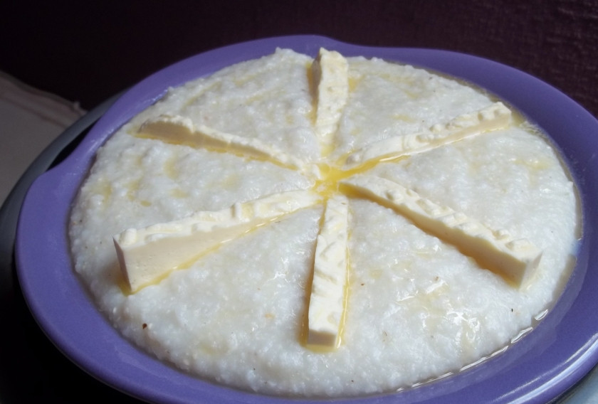 1. Этап. Гоми: В горячий гоми добавьте масло сливочное кусочками и выложите куски сулугуни. Подавать горячим. Приятного аппетита!