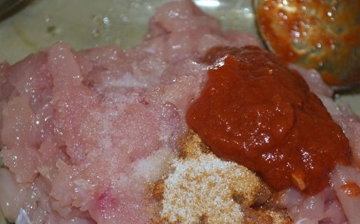 1. Этап. Куриные медальоны: Приправляем нарезанное филе смесью специй для курицы и солью. Добавляем кетчуп и тщательно перемешиваем.