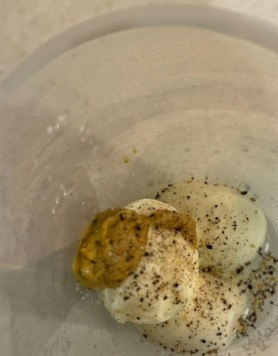 1. Этап. Полезный майонез из варёных яиц: Добавить соль, перец по вкусу