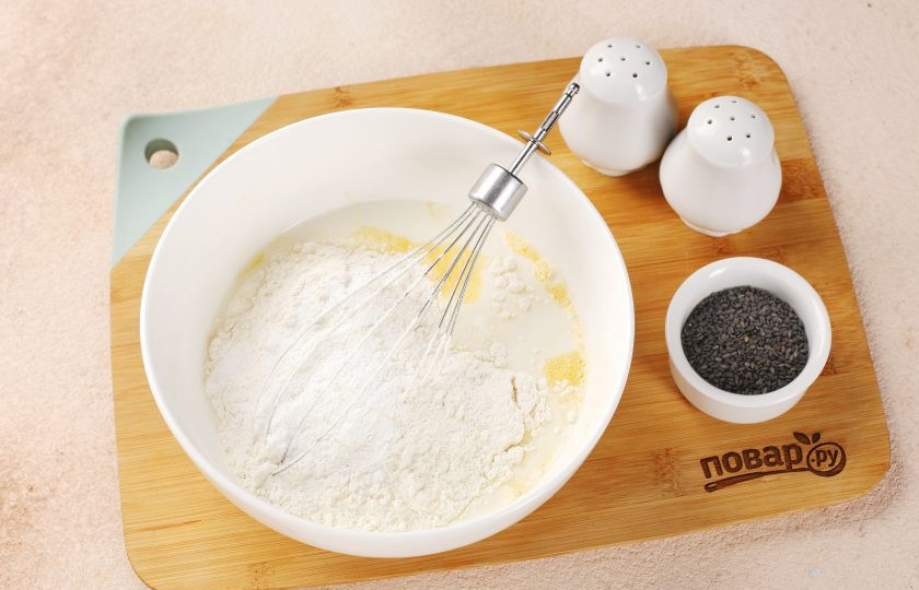 1. Этап. Заливной пирог с красной рыбой: Добавьте муку и разрыхлитель.