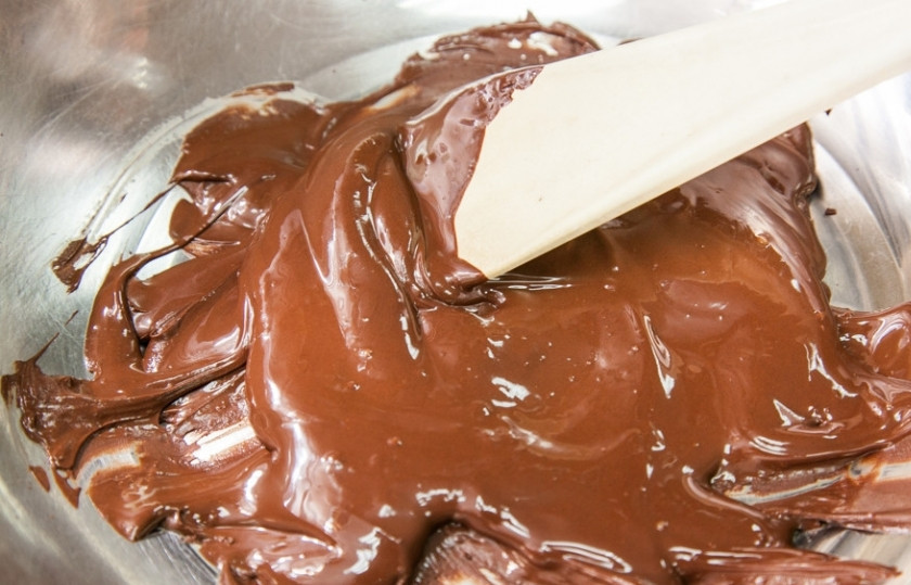 1. Этап. Домашние шарики Баунти (Bounty): Пока конфетки дожидаются своего часа в холодильнике, мы растопим на водяной бане шоколад.