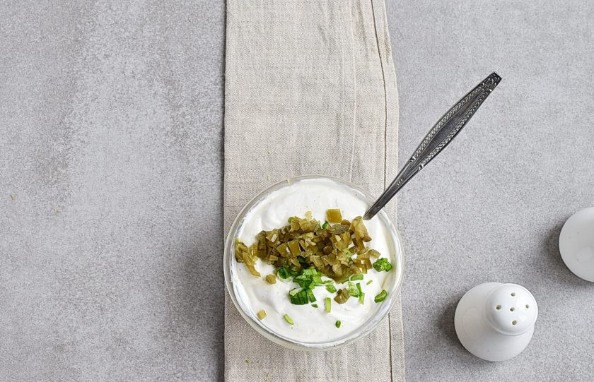 1. Этап. Сметанный соус к рыбе: Мелко нарубите перец халапеньо и зеленый лук, вмешайте в соус.