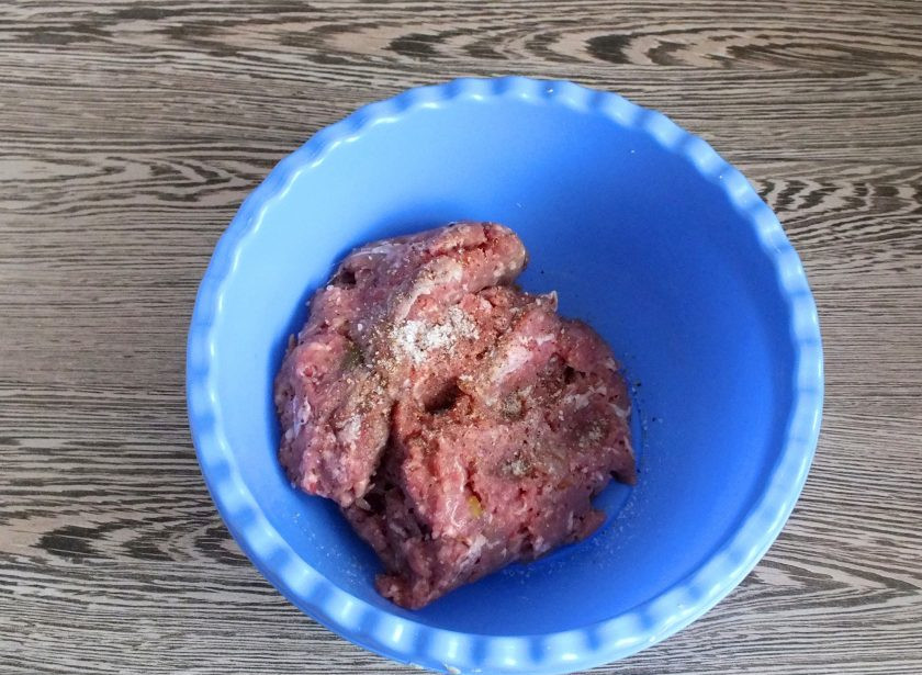 1. Этап. Бургер в лаваше: В чашу переложите фарш, добавьте соль, перец. Перемешайте, отбейте несколько раз о дно чаши.