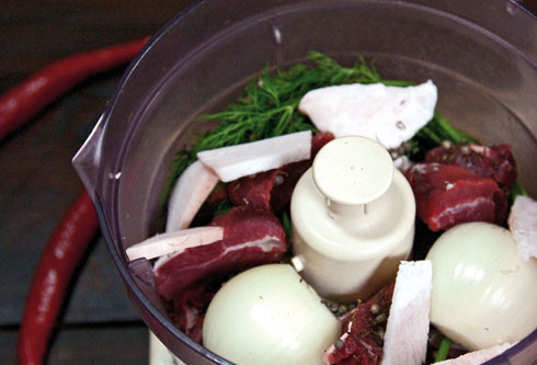 1. Этап. Люля-кебаб на мангале: Теперь мясо, курдючное сало, лук и зелень измельчаем в кухонном комбайне.