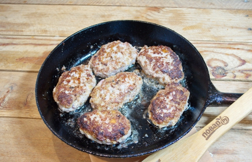 1. Этап. Ала-тоо: На растительном масле обжарьте котлеты с двух сторон.