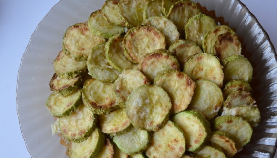 1. Этап. Кабачки по-марсельки: Сверху кладем кабачки, соль и перец по вкусу.