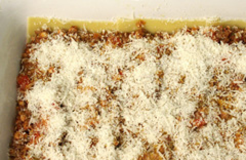 1. Этап. Лазанья с мясом и овощами: На листы выложите половину фарша, затем томатную смесь, посыпьте все тертым сыром.