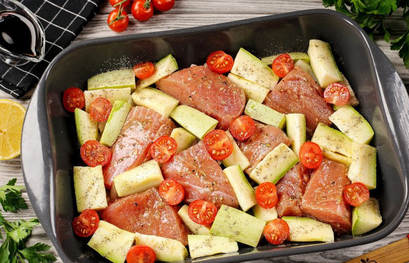 1. Этап. Тунец в соевом соусе: По желанию добавьте между кусочками рыбы овощи. У меня кабачок и помидоры черри, но можно взять зелёную спаржу, болгарский перец и т.д. Овощи посолите, поперчите и сбрызните растительным маслом. Отправьте форму с рыбой в заранее разогретую духовку и запекайте около 30 минут при температуре 180-200 градусов. Учтите, что время и температура могут варьироваться в зависимости от возможностей вашей духовки.