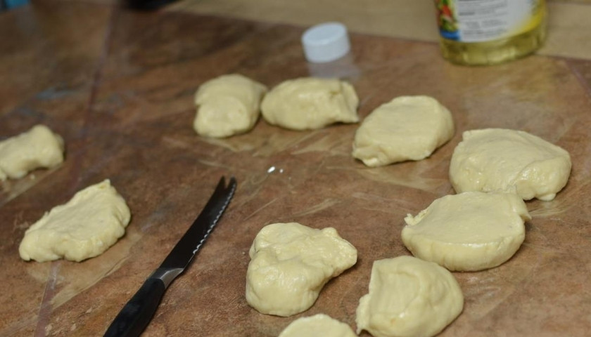 1. Этап. Дрожжевые ватрушки: Затем монолитный кусок теста делим на 30 равных частей (комочков) и раскладываем их. Накрываем полотенцем и оставляем еще на 30 минут.