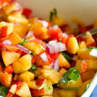 Салат с персиками и овощами