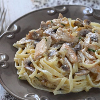 Паста с шампиньонами и курицей в сливочном соусе