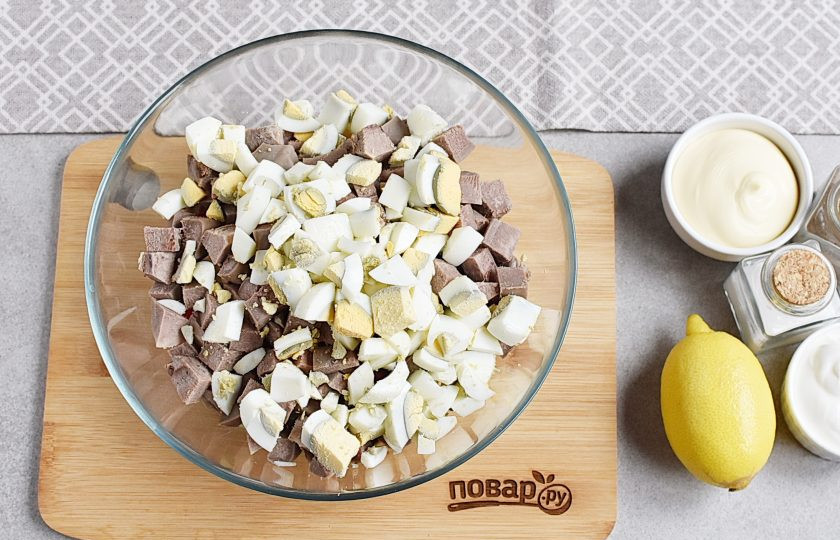 1. Этап. Салат Гурман с языком: Добавьте нарезанные яйца.