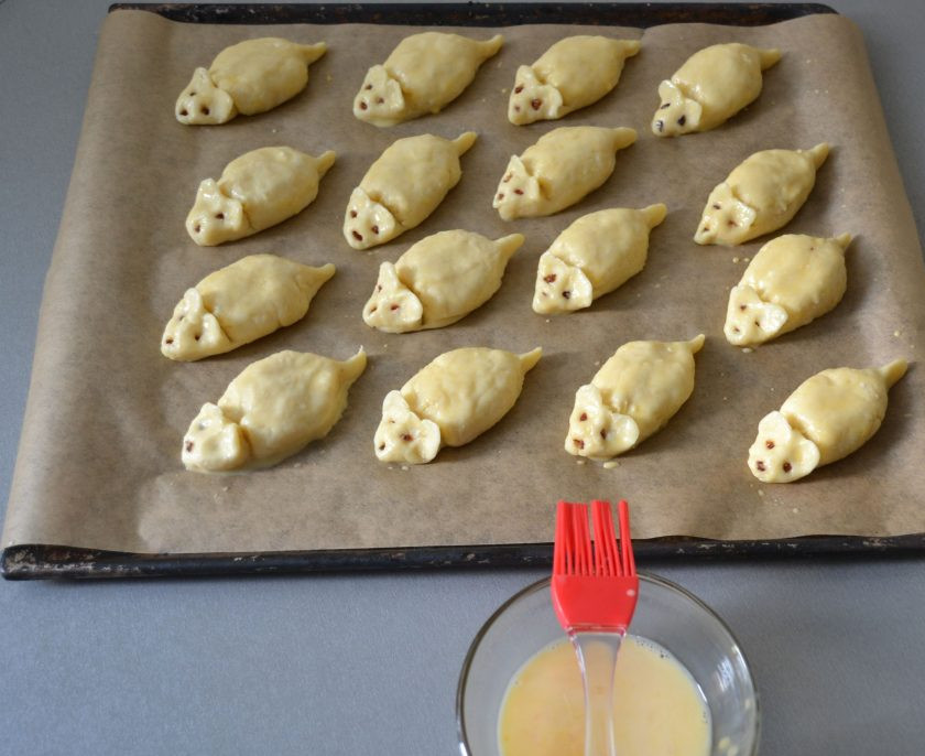 1. Этап. Творожное печенье Мышки: Уложите 