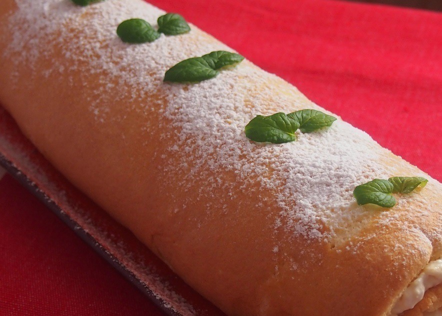 1. Stage. Roll with apple cream: Sprinkle the roll with powdered sugar and garnish with mint leaves or as desired.