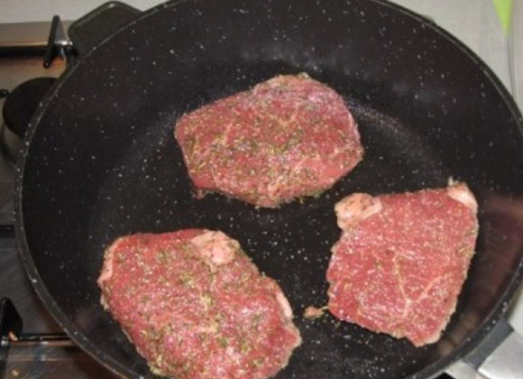 1. Этап. Стейк из мраморной говядины: Включите духовку на максимум. Пока она прогревается, разогрейте на сильном огне сковороду и выложите на неё мясо.