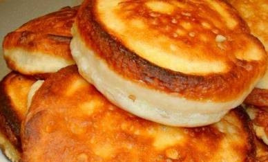 1. Этап. Оладьи с яблоком: Готовые оладьи можно выложить на бумажное полотенце, чтобы они впитали лишний жир. Это если успеете. У меня оладьи улетают чуть ли не со сковородки.