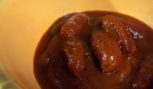 1. Этап. Чахохбили из индейки: Помидоры пелати выложить в миску, можно их немного помять вилкой или разрезать.