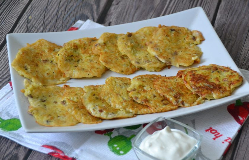 1. Этап. Драники на молоке: Подавайте драники со сметаной — это очень вкусно. Приятного аппетита!