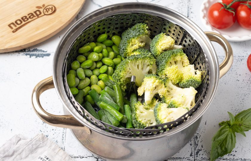 1. Этап. Салат Примавера: Брокколи, бобы эдамаме и стручковую фасоль приготовьте на пару. Достаточно будет 3-4 минут. Либо можно просто отварить овощи в кипящей подсоленной воде.