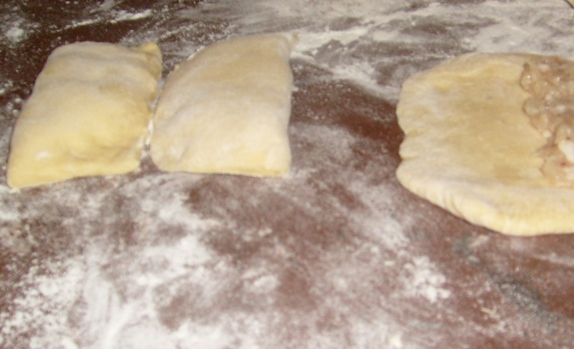 1. Этап. Картофельные зразы отварные: От большого куска теста отщипывайте немного, формируйте лепешки, посыпая их мукой. Тесто очень нежное, поэтому тонкие лепешки могут порваться. Начините их мясным фаршем, защипните края.