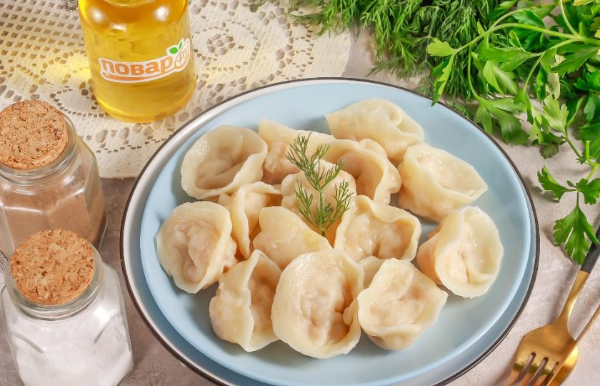 1. Этап. Пельмени с рыбой По-сахалински: Откиньте пельмени на дуршлаг и выложите на тарелку. Подайте к столу со сливочным маслом или сметаной.