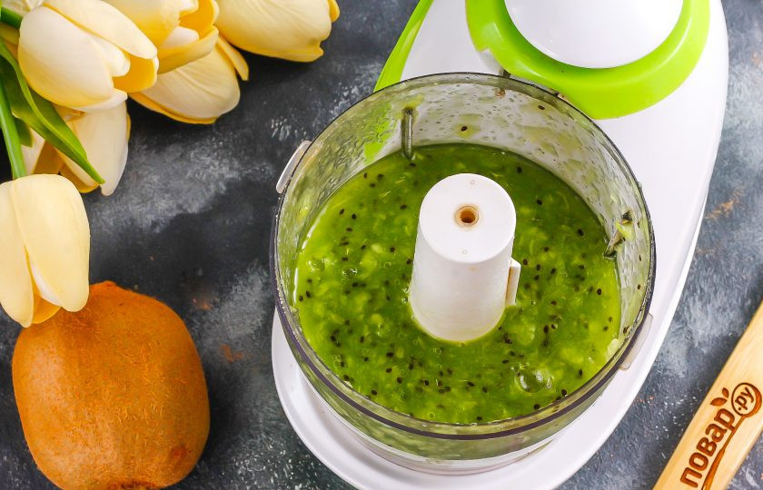 1. Этап. Курд из киви: Пробейте все содержимое емкости в пюре примерно 2-3 минуты.