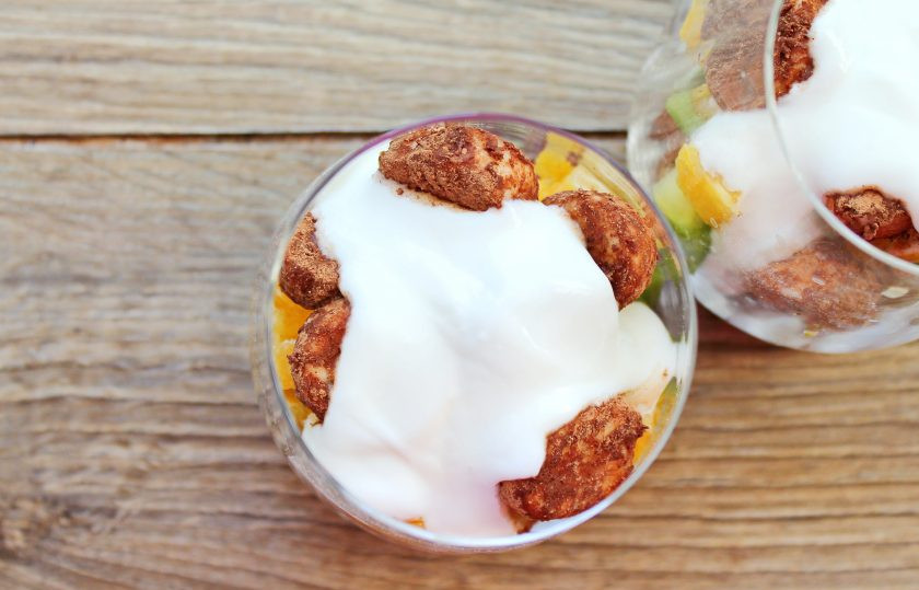 1. Этап. Бананы по-бразильски: Поверх апельсина разложите оставшиеся бананы и залейте йогуртом.