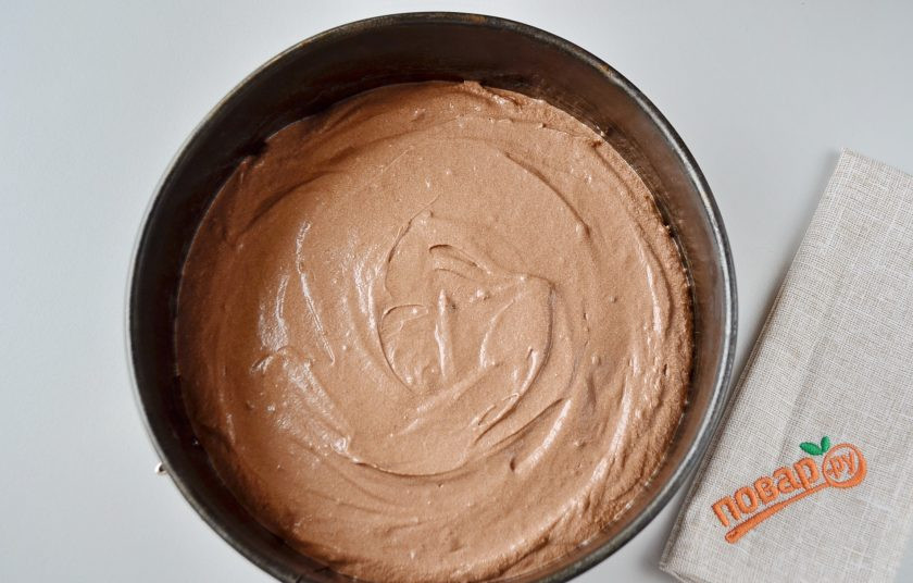 1. Этап. Торт 3 шоколада: 10. Форму смажьте маслом и присыпьте мукой. Выложите тесто, разровняйте и выпекайте при температуре 160 градусов до готовности около получаса.
