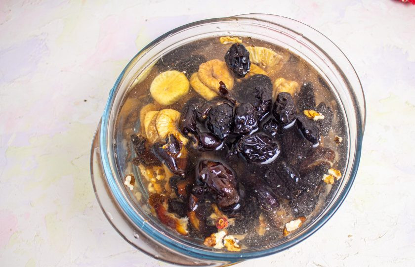 1. Этап. Конфеты Здоровье: Залейте горячей водой и оставьте на 10 минут.