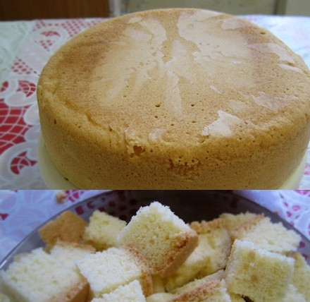 1. Этап. Бисквитные коржи в мультиварке Панасоник: 6. По окончании приготовления вынем бисквит, чтобы он остывал. В мультиварке верх не зарумянится, поэтому не пугайтесь. Бисквитные коржи готовы.