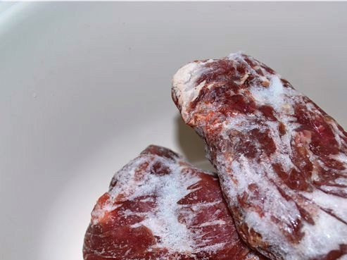 1. Этап. Мясо кабана в мультиварке: Мясо разморозьте, если оно у вас заморожено, и хорошо промойте.