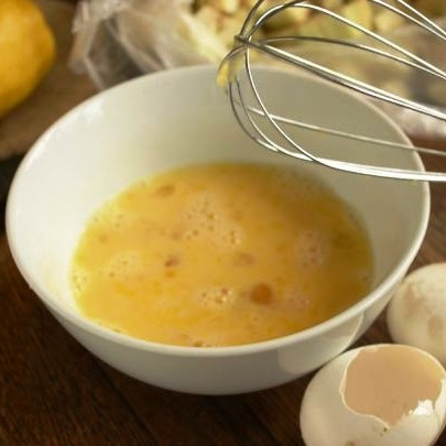 1. Этап. Баклажаны с шампиньонами: Яйца слегка взбиваем в мисочке.