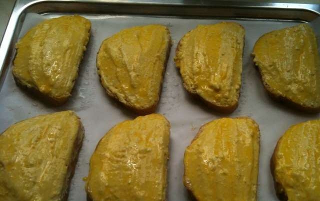 1. Этап. Ленивые ватрушки с творогом: Противень застелите специальной бумагой для выпекания. На нее положите кусочки хлеба, вымоченные в сладком молоке. На каждый ломтик выложите творожную массу и распределите. Смажьте сверху взбитым яйцом.