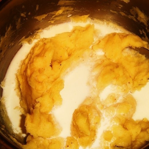 1. Этап. Пирожки с курицей и картошкой: Добавляем в пюре немного молока.