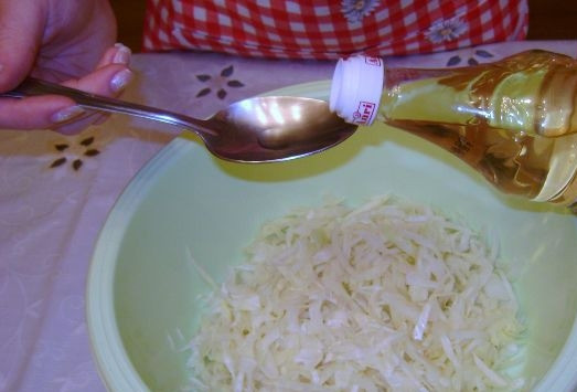 1. Этап. Свежий салат из капусты: 8. Добавить немного винного или яблочного уксуса. Но осторожно, с ним нужно не переборщить.