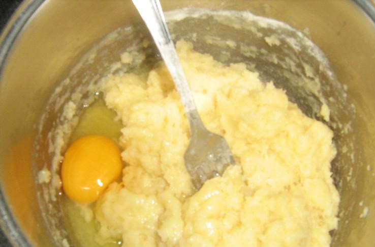 1. Этап. Эклеры со сгущенкой: Добавьте муку и соль, варите примерно 2-3 минуты, постоянно перемешивая. Далее по одному вводим яйца, не забывая все время мешать. Масса должна получится густой и однородной.