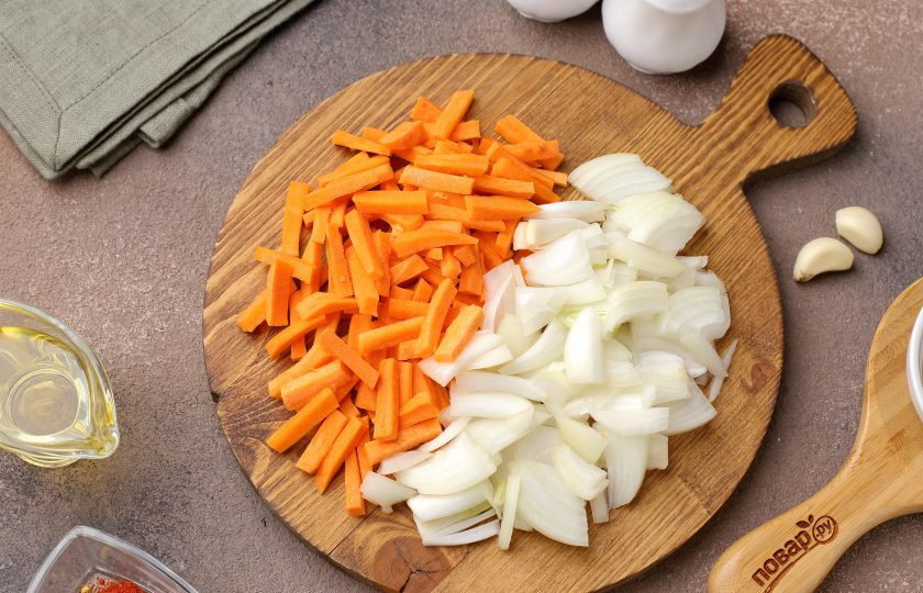 1. Этап. Фунчоза с курицей в мультиварке: Лук нарежьте четвертинками, морковь небольшой соломкой.