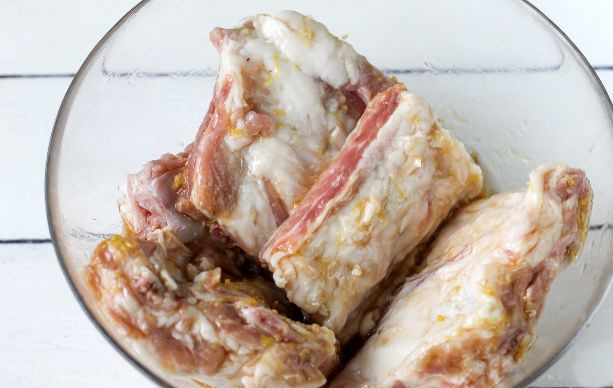 1. Этап. Свиные ребрышки в кукурузных хлопьях: Замаринуйте ребрышки заправкой и тщательно помните. Оставьте свинину на 20-30 минут.