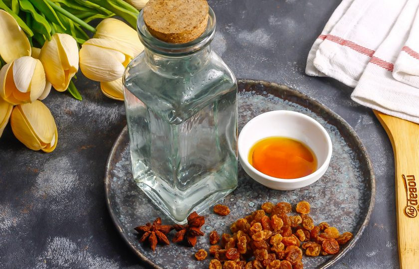 1. Этап. Настойка из изюма на самогоне: Подготовьте указанные ингредиенты. Изюм можно использовать любого сорта, равно как и мед.