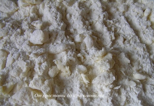 1. Этап. Мясной пирог с рисом, луком, яблоками: Порубите ножом до состояния крошки.