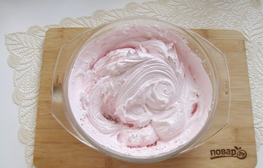 1. Этап. Сметанный торт с медовыми коржами: Два белка выложите в миску, добавьте сахар и лимонную кислоту, перемешайте. Взбивайте белки на водяной бане до густой массы, похожей на зефир. Я добавила пищевой краситель.