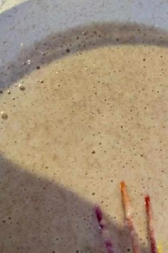 1. Этап. Блины цельнозерновые: Молоко вскипятить, влить в тесто тонкой струйкой, перемешивая венчиком. Добавить растительное масло. Тесто получается как негустая сметана. Дать тесту постоять 15 минут.