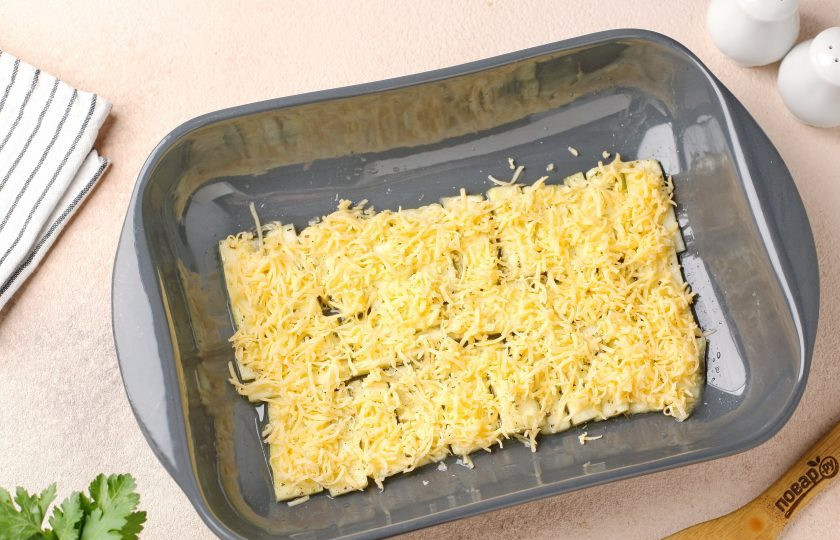 1. Этап. Кабачки дольками с сыром в духовке: Посыпьте тёртым сыром и запекайте в духовке при температуре 200 градусов около 15-20 минут.