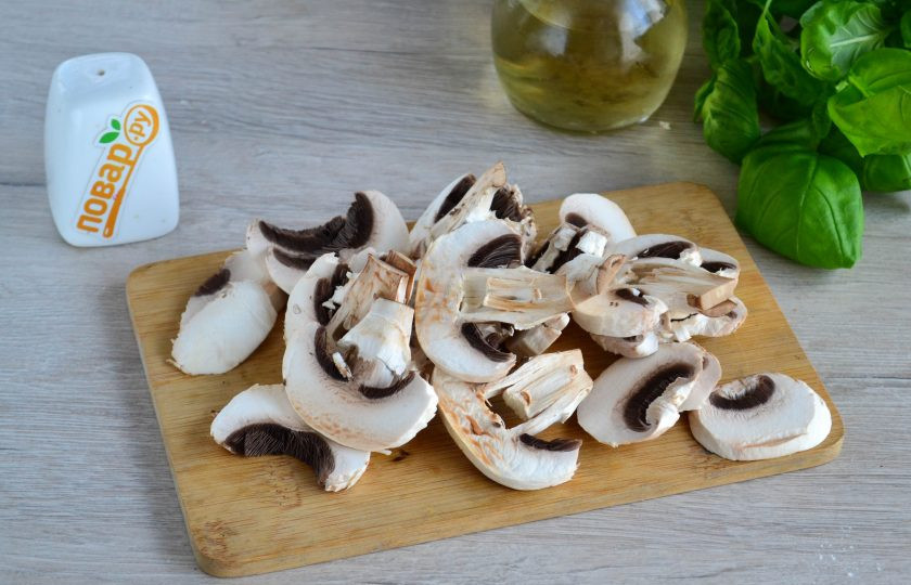 1. Этап. Пицца Каприччиозо: Пока поднимается тесто, займитесь начинкой. Грибы очистите и нарежьте тонкими слайсами.