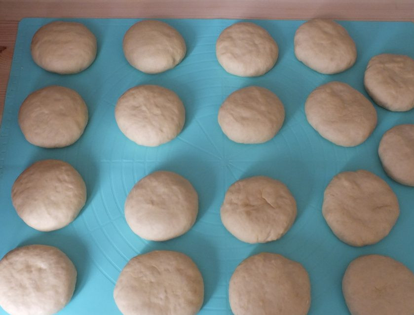 1. Этап. Кабартма: Шарики слегка придавите до толщины 2 см. Оставьте заготовки на 10 минут для расстойки. Разогрейте фритюр, убавьте огонь.