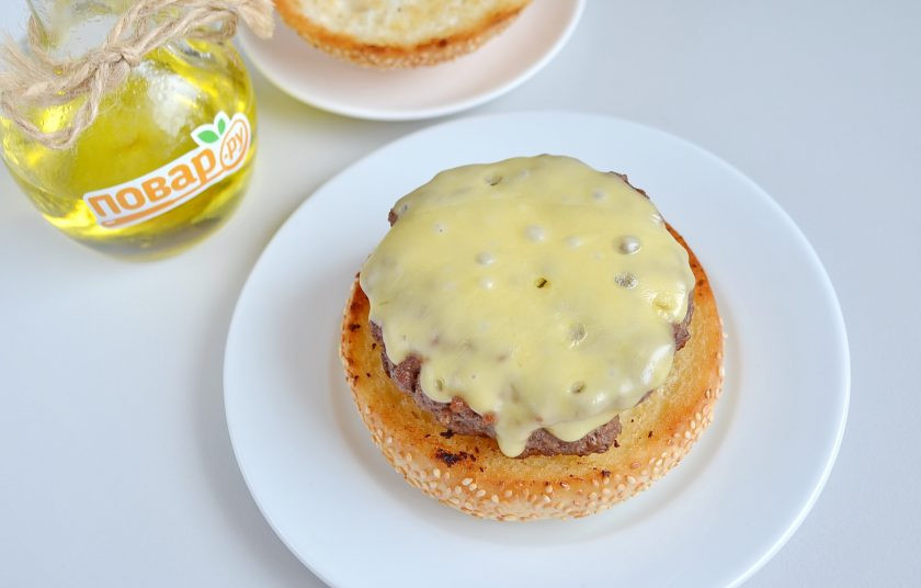 1. Этап. Очень вкусный бургер: 9. Далее — сочная горячая котлета с сыром.