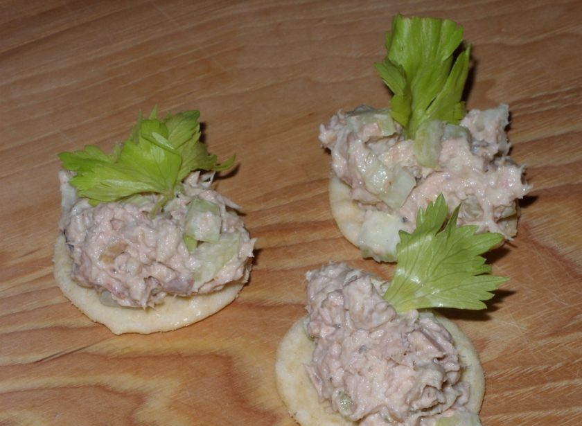 1. Этап. Салат-закуска с селедкой: 5. Выложите по столовой ложке салата на крекеры и подавайте в качестве закуски, украсив зеленью.